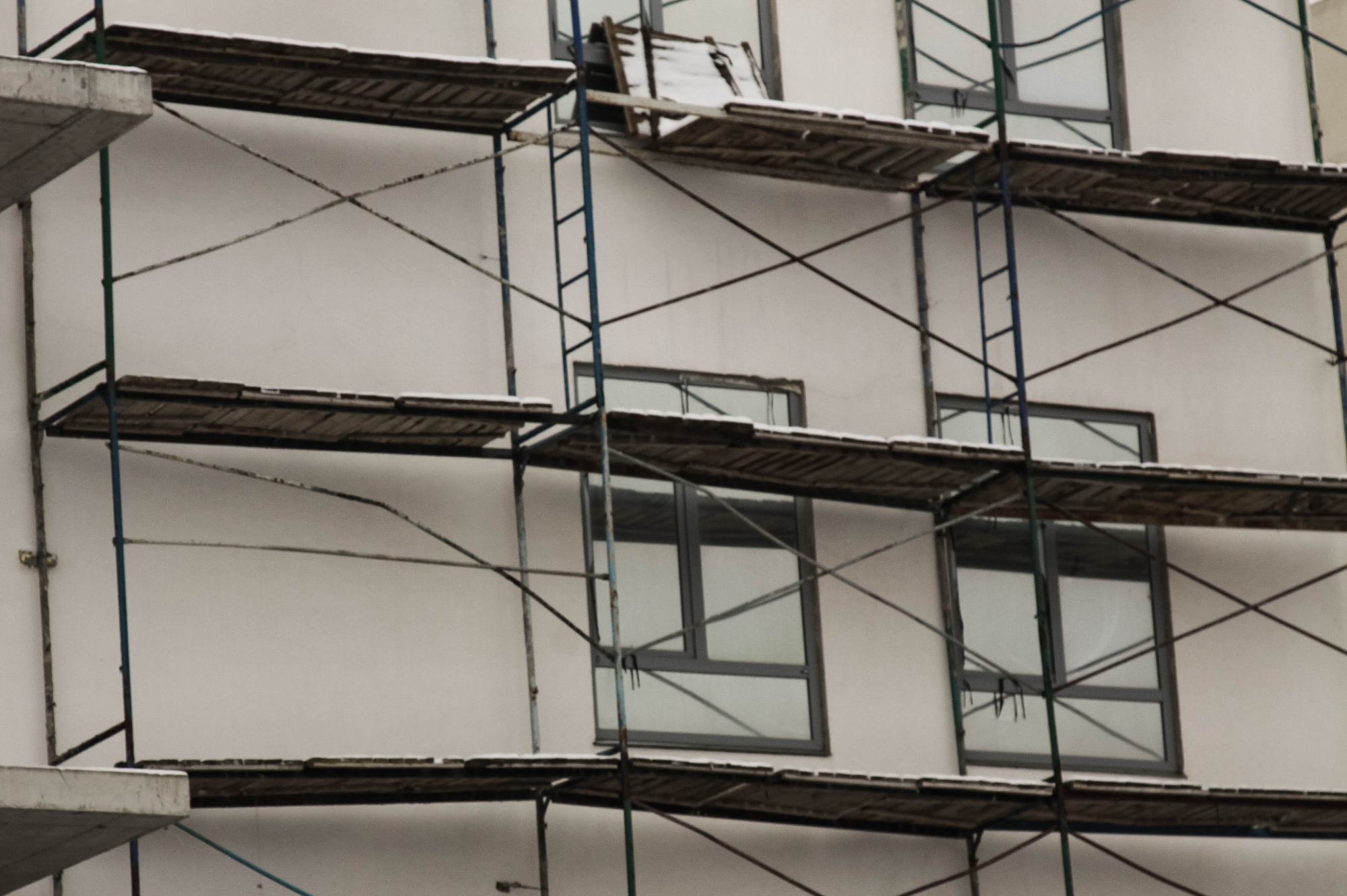 Pri sosedu je bil postavljen gradbeni oder v nedogled